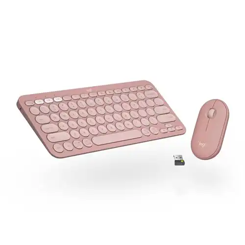 Hochwertige Maus und Tastatur für junge Frauen, die am Laptop arbeiten