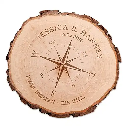 Casa Vivente Baumscheibe mit Gravur: Personalisiertes Hochzeitsgeschenk, Geschenk für Paare mit Kompass Gravur, Personalisiert mit Namen und Datum, Holzscheibe aus echtem Holz mit Rinde, ca. 16 cm